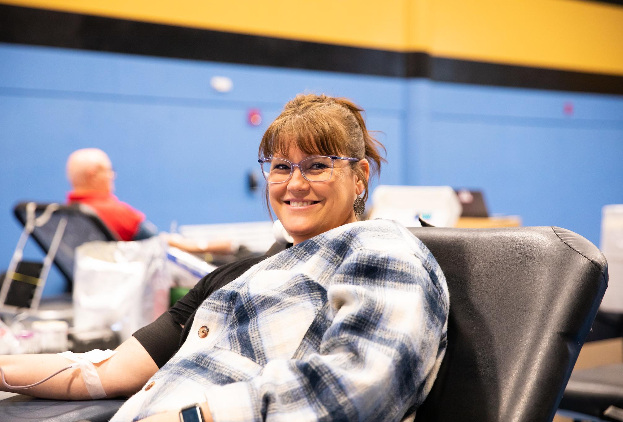 women gives blood