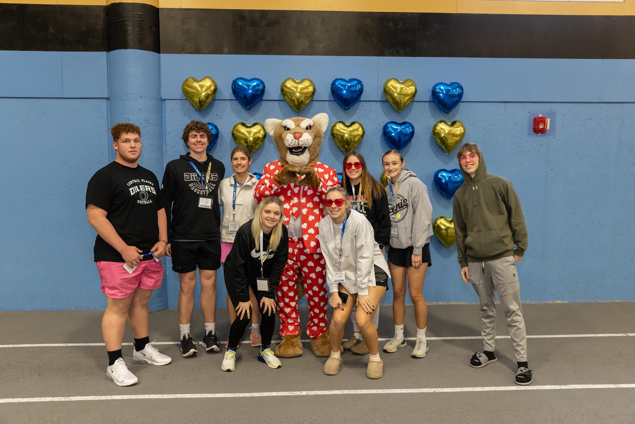 students posing with a cougar mascot