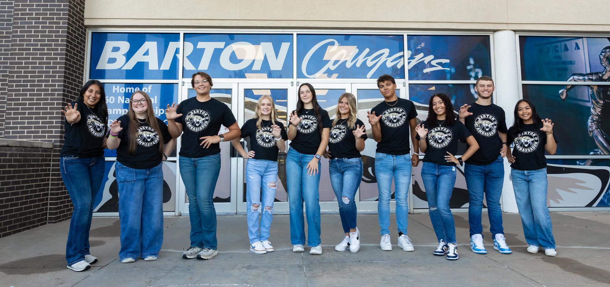 Student ambassadors give cougar hands