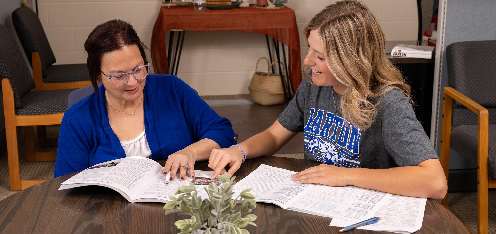 Academic Advisor works with Barton student